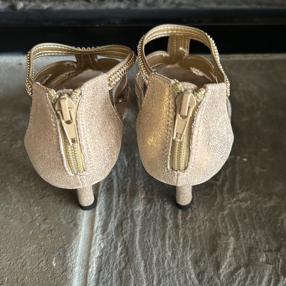 Elegant Gold Women's Sandals - Picture 5 of 6